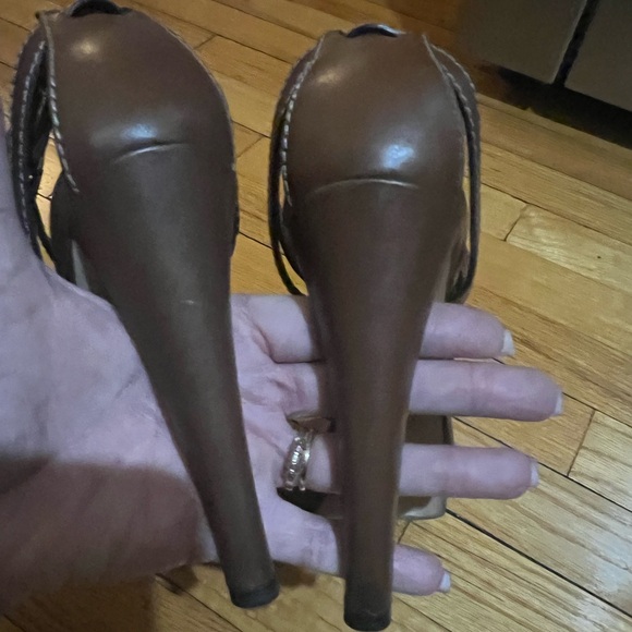 Gucci Horsebit Accent Brown Leather T-Strap Heeled Sandals - Picture 13 of 14